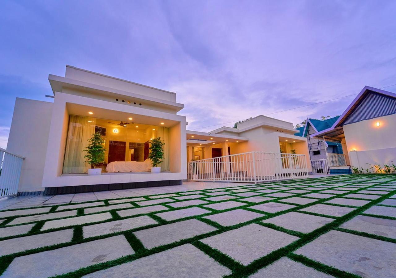 Glen Castle Vagamon Pool Resort By Voye Homes Bagian luar foto